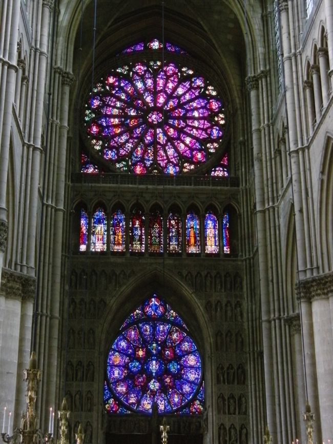 中央扉口<br />バラ窓が二つ縦に並びます。