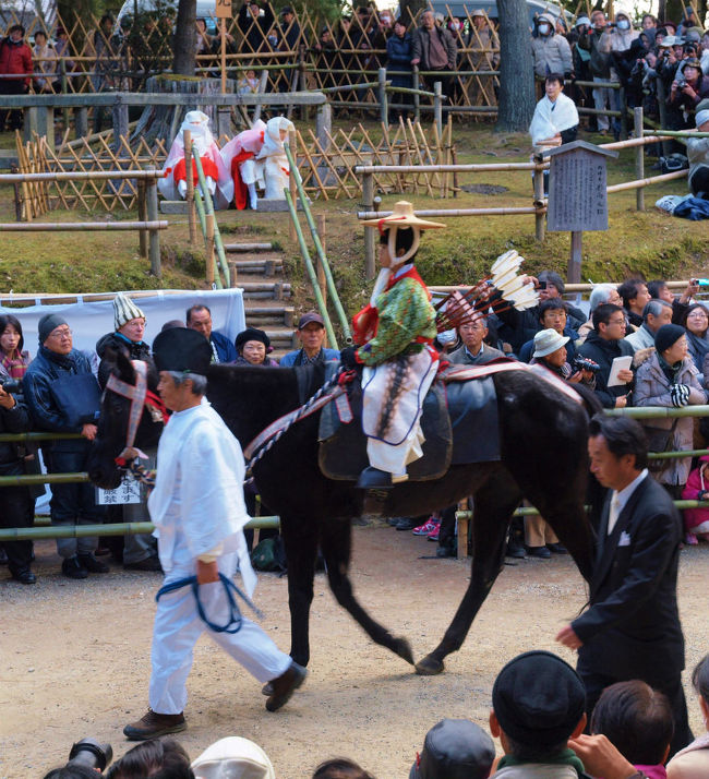 小学校高学年？<br /><br />　中学生か？<br /><br />馬上の少年<br /><br />此方からは弓は見えませんが　美しい矢羽は見えます<br /><br />ならば　流鏑馬でしょうか？