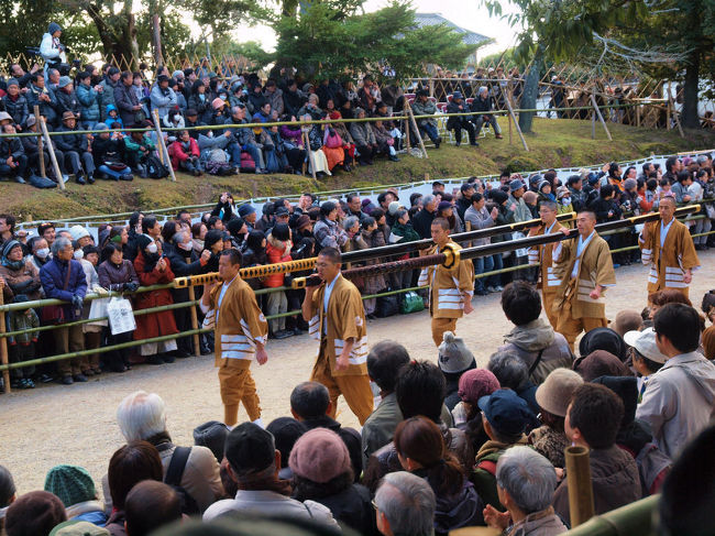 六人で　二本を担ぎ<br /><br />　私たちの田楽でも大太刀を腰に七本も差しますが<br /><br />　　　　　　　　負ける、、<br /><br />　田楽では　力の象徴ですが<br />