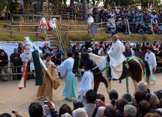 御幣を持つ人　騎馬の願主役の間で<br /><br />　　　頭屋児の前、、話し中