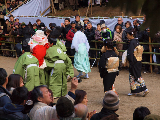肩車になりました<br /><br />　おつきの人も、、一緒に　退場<br /><br />　　　　続く