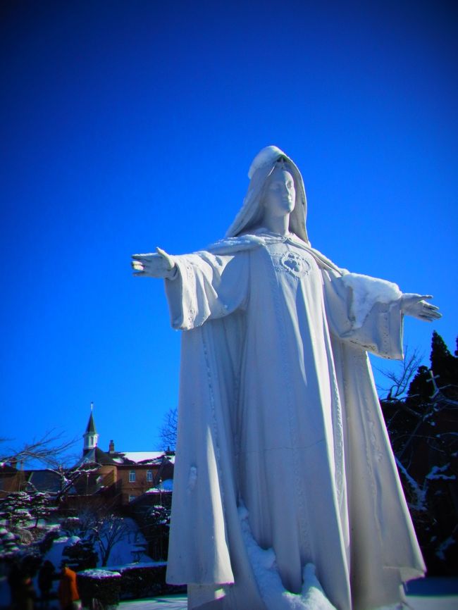 到着後にどこに行くかは<br />天気によって変えようと思ってました。<br />結局は快晴に近いお天気だったので<br />思い切って大沼まで行く事に。<br />空港発10時15分のバスがあるのですよ。<br /><br />出発までちょっと時間が空いたので<br />初の函館旅行となる同行者の為に<br />トラピスチヌ修道院まで行って見る事にしました。<br /><br />修道院まではタクシーを利用しましたが<br />行きは1200円、帰りは渋滞に巻き込まれ1500円。<br />結構な出費となってしまった・・・。