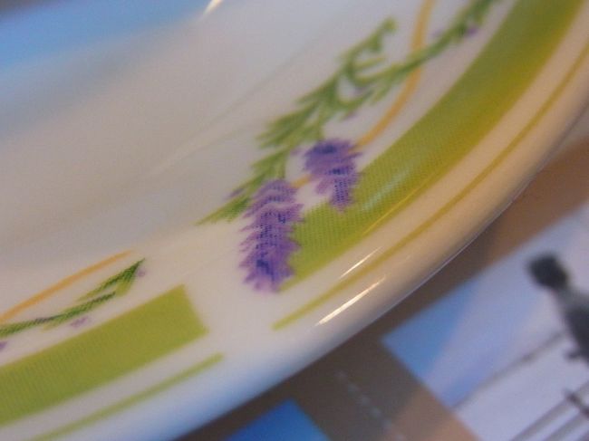 コーヒーのソーサーにはラベンダーの絵が。<br /><br />