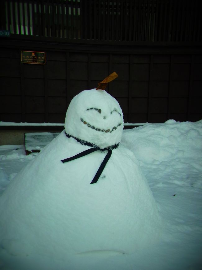 ソフトクリーム通りにあるお宅で<br />かわいらしい雪だるまが<br />道行く人に微笑みかけていましたよ〜。