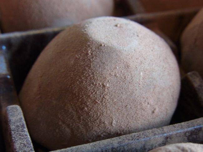 冷凍の状態で売っており<br />1〜2時間ほど冷蔵庫で解凍してから食べます。<br /><br />若干硬い状態と完全に柔らかくなってからの状態と<br />それぞれに食べてみましたが<br />やはり柔らかくなってからの方が美味しいです♪<br /><br />上手く表現できないけど<br />固めの生クリームを生チョコで包んだ感じで<br />口の中に入れるとふわふわっと溶けちゃいます☆<br />一つ一つが結構大きいので<br />大の甘党の私も、そんなに沢山は食べられませんでした〜。