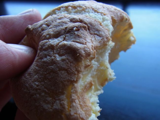 他にもケーキ類が沢山ありましたが<br />私の前にいた常連さんが<br />大量に買われていたブッセも<br />合わせて購入してみました。<br /><br />こちらの名は　ぶりぶりブッセ（笑）<br />やや弾力のあるふわふわの生地に<br />やや塩味のあるチーズクリームが挟んであります。<br />こちらももちろん美味しかったですよ〜♪