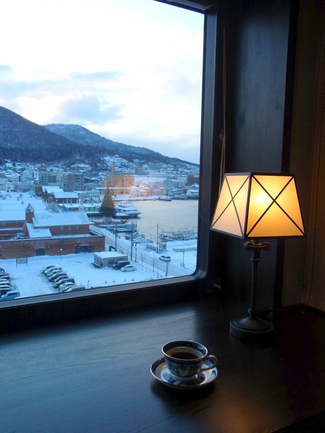 大きな窓に沿ってカウンターがあり<br />景色を眺めながら寛げます。<br />室内に居る時にはこの場所から離れられませんでした。<br /><br />このホテルの各室には美鈴コーヒーの豆と<br />コーヒーミル、ミネラルウォーターが置いてあり<br />挽き立て淹れ立ての美味しいコーヒーが飲めるのです。<br /><br />アンジェリック・ヴォヤージュのお菓子を食べながら<br />コーヒーを飲んで寛いじゃいました。