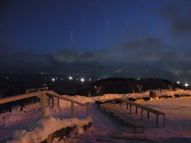 函館山の山頂までは<br />クリスタルクーポンの残りの1枚で<br />ロープウェイのチケットと交換できました。<br /><br /><br />山頂は今まで一番人が少なかったです。<br />やはり外国人観光客が減っているのかな・・・。<br /><br /><br />夜空に浮かぶ縦長の光が見えますか？<br />漁火光柱という珍しい現象で<br />漁火が上空の氷昌に反射して光るそうです。<br />この日は少し雲が出ていたせいか<br />短い時間しか見られませんでしたが<br />年に数度しか見られないとの情報もあり<br />これまたラッキーな出来事でした♪<br /><br />写真では幻想的な雰囲気は伝わりませんが<br />宇宙から何かやって来たのかと思うような<br />そんな不思議な光景でした。<br /><br /><br />あ、今回は写真は載せませんが<br />函館山の夜景もバッチリみられて<br />これで６戦６勝です(^o^)v