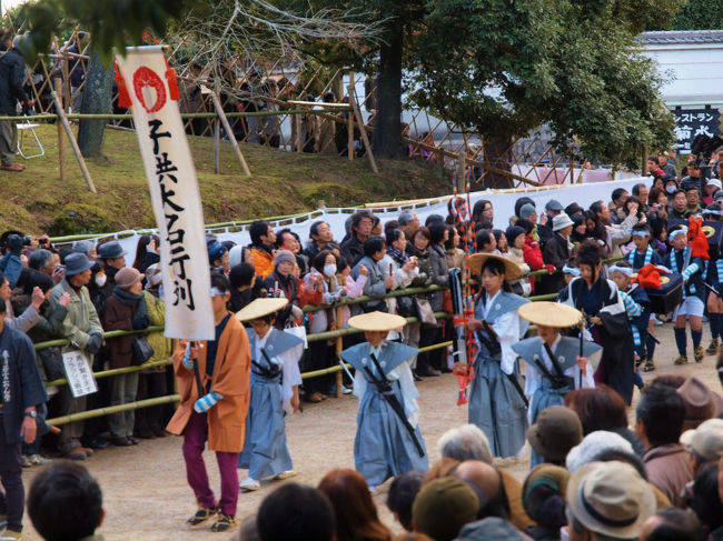 子供大名行列<br /><br />　可愛い連中が、、来る<br /><br />　　観客　ニコニコ