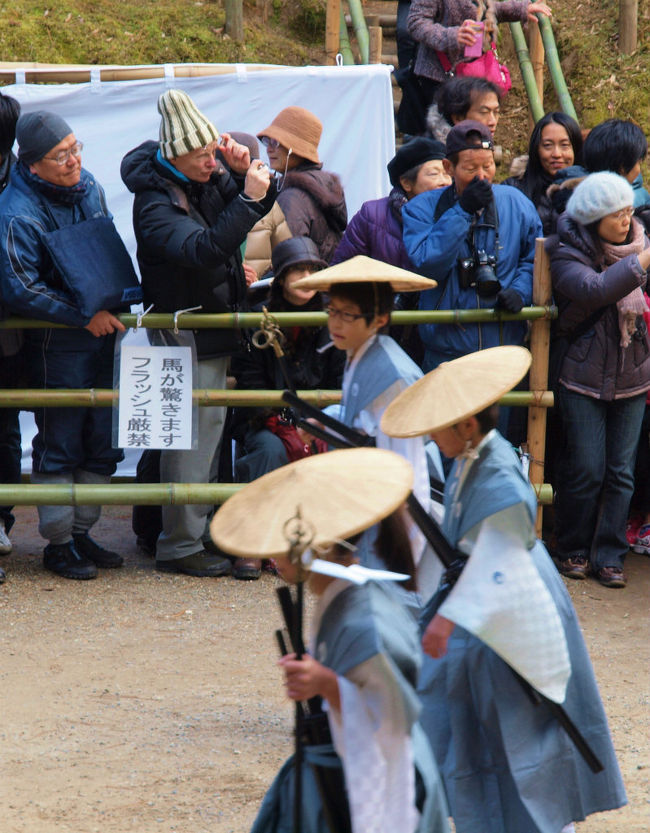 刀を腰に　手に錫杖　若侍