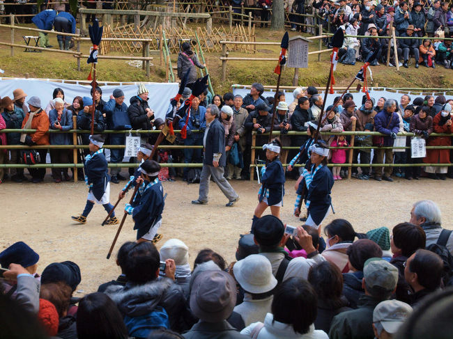 長い槍を担いで、、