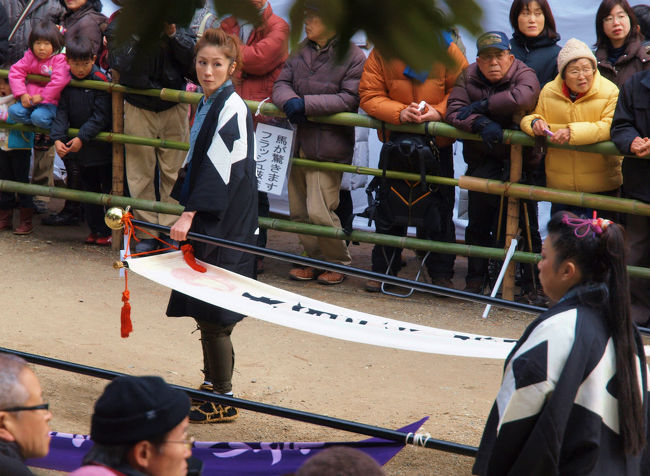 幟を持つ　美女<br /><br />大人の番です、