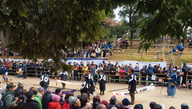 江戸時代から　お渡りに参加されたもので、<br /><br />　武家の祭礼の伝統を　大和国内の郡山藩　高取藩などが受け継いで<br /><br />　供奉をした、<br /><br />一時は衰退していたものを<br /><br />昭和５４年に奈良市内の青年たちの手によって　<br /><br />、大名行列保存会が結成され<br /><br />以上　春日若宮おん祭り保存会誌　より