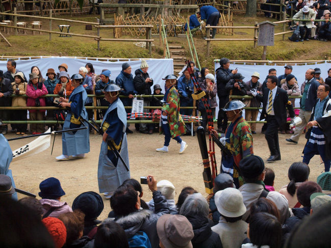 一般の市民とはいえ　<br /><br />　立派な武士姿<br /><br />　　弓矢を携えてゆく