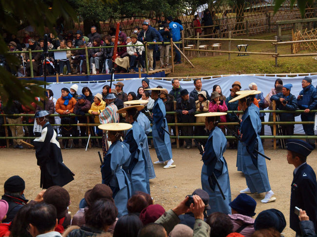 お供の武士<br /><br />　脇には女性警察官　警護