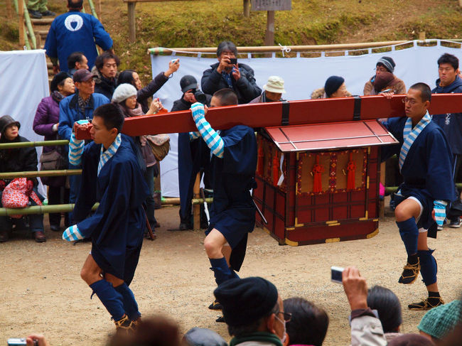 お駕籠担ぐ<br /><br />　かけ声そろえて　足もそろえて