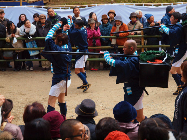 藍色の衣装に<br /><br />　　　青の腕　姿