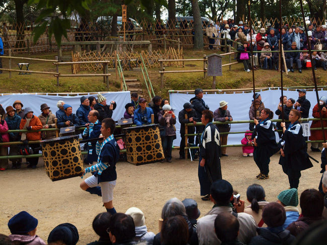 荷を担ぎ　腿を高く上げて　歩く