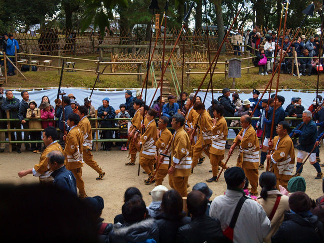 槍を持ち。。<br /><br />　　集団でゆく