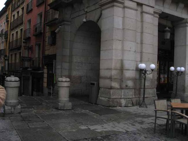 雨上がりのマジョール広場の片隅 マヨール広場の朝・夕・雨の風景』マドリード(スペイン)の旅行記