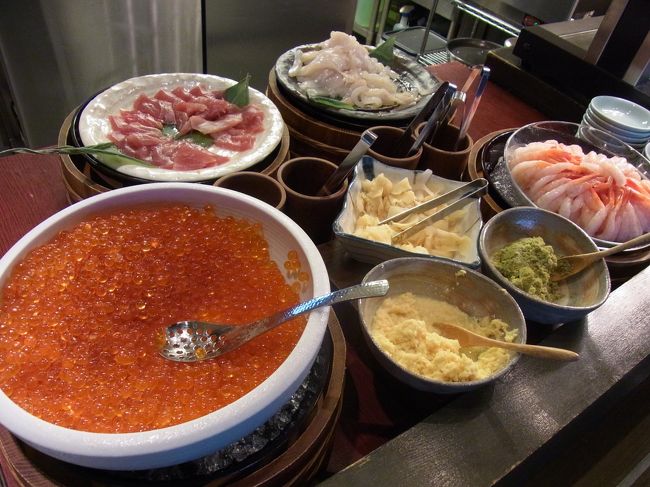 このホテルの一番の売りである<br />日本一と言われる朝食を食べます。<br /><br />一番混雑すると予想される8時頃に行きましたが<br />会場はガラガラでした〜。<br />ハイシーズンには30分待ちとの話もありましたが<br />やはり冬はお客さんが少ないのですねぇ。