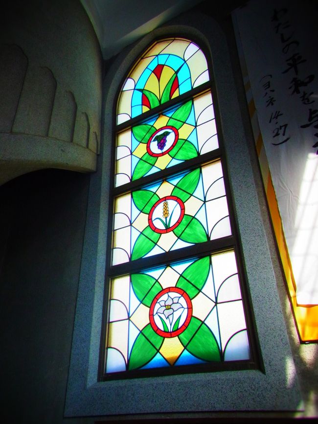 カトリック元町教会の聖堂内は撮影禁止なので<br />玄関のステンドグラスだけ撮影。