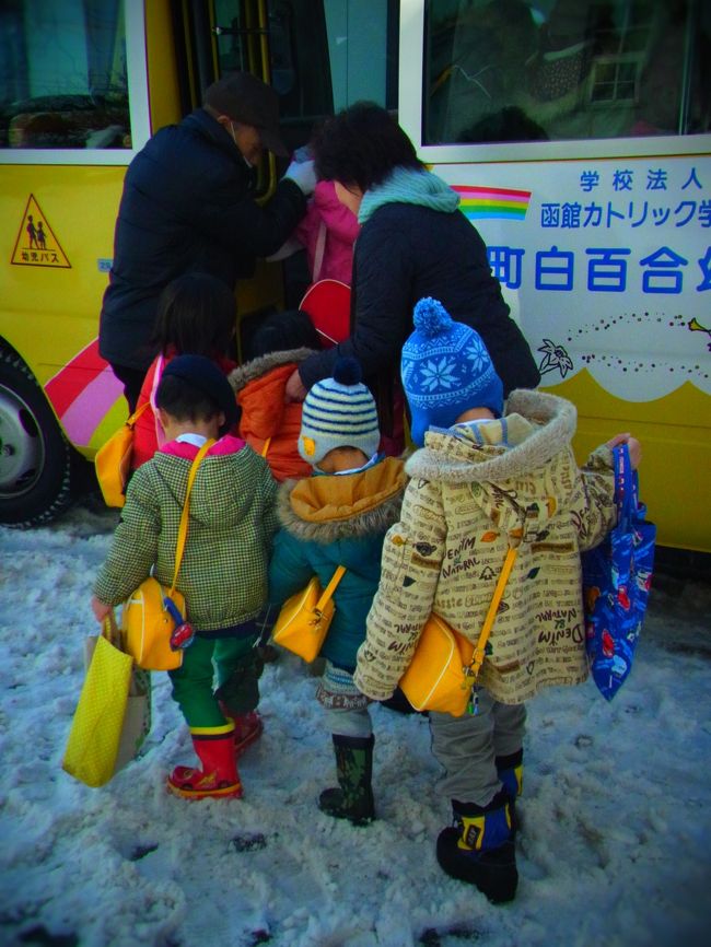 ここの教会は幼稚園も併設されています。<br />ちょうど可愛い子供達が帰る所でした。