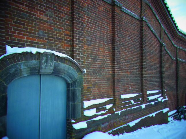 高龍寺の赤レンガの壁。<br />何度見てもすごい迫力ですね。<br /><br />ちなみにお寺は雪囲いがされていて<br />夏に比べるとちょっとのっぺりした印象。