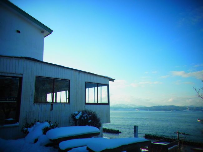 ここには「モーリエ」というカフェがあり<br />ここでお茶をするのが長年の夢でした。<br />今まで何度もここまで来てみたのですが<br />いつもクローズしており、残念な思いをしていました。<br />６月に来た時には「土日祝祭日のみ」の営業になっており<br />今回は平日の上に寒い日だったので<br />きっと開いていないだろうと思いつつも<br />ダメもとで行ってみました・・・。<br /><br /><br />がっ！<br /><br /><br />あっ！　営業してる〜！！！<br />めっちゃ嬉し〜〜〜〜♪<br />