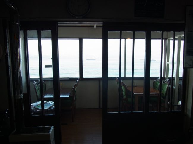 念願叶って感無量です。<br /><br />先客はどなたもいらっしゃらなかったので<br />窓際の特等席に座らせて頂きました。<br /><br />目の前が海なんです。