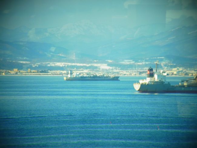 こんな感じに見えます。<br /><br />港や自衛隊の基地があるので<br />船の往来がとても多いです。