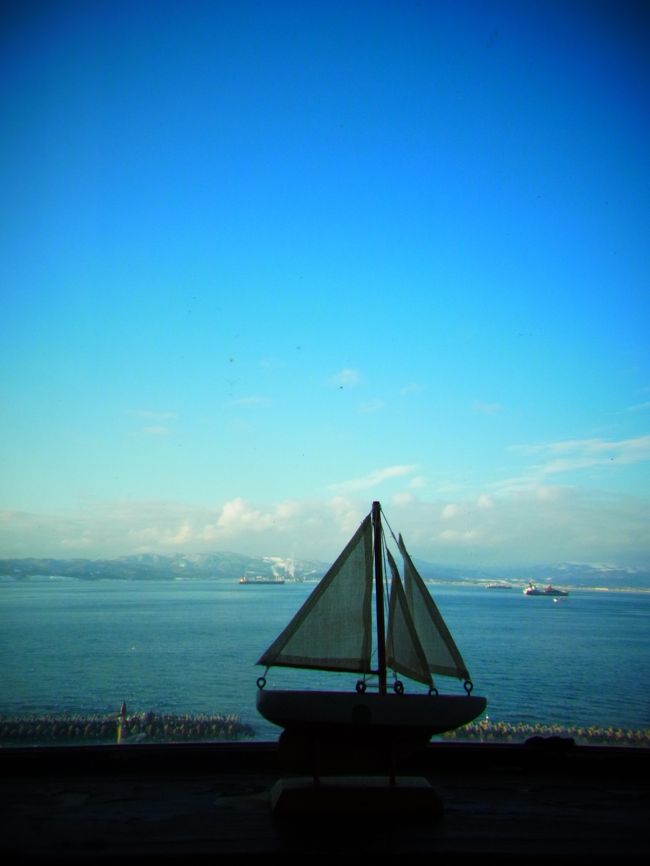 お店の窓際にあったヨットの模型。<br /><br />映画等に何度も使われた事があるお店だけあって<br />とても味のある店内です。