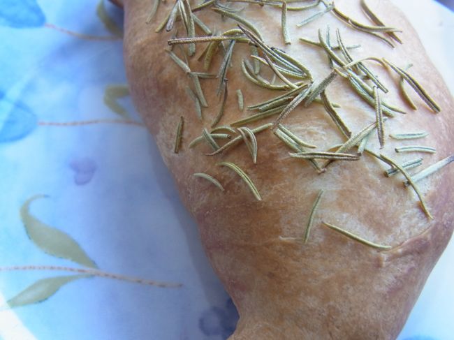 このピロシキは熱々でとっても美味しかったです。<br />上にはローズマリーが散らしてあり<br />とっても良い香りが漂っておりました。<br /><br />ピロシキって揚げてあるイメージでしたが<br />ここのは焼き上げるタイプでしたよ〜。