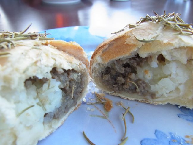 外はカリッと、中はふっくら〜。<br />中にはジャガイモとひき肉が。