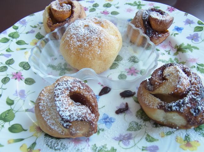 もう一つ頼んだのがシナモンロール。<br />こちらは結構苦み走った大人の味でした。