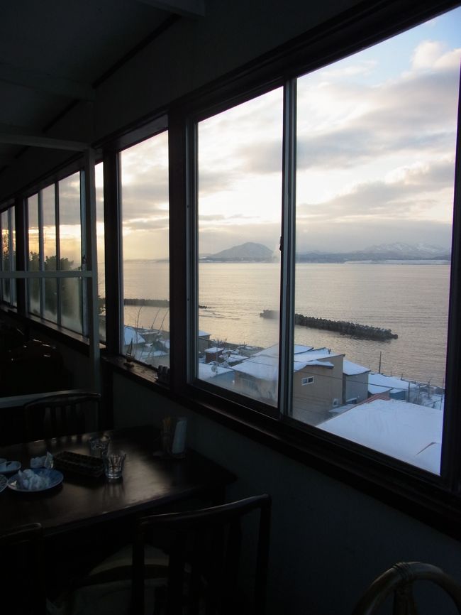 ここからの夕日はとてもきれいで有名らしいのですが<br />この季節は残念ながら端っこの方に日が沈むので<br />夕日を楽しむなら夏が良いみたい。<br />でもこの季節でも暮れ行く空や海や山々を<br />ボーっと眺めるのも悪く無かったです。<br /><br />ここのお店ではとてもリラックスして<br />気分良く過すことが出来ました。