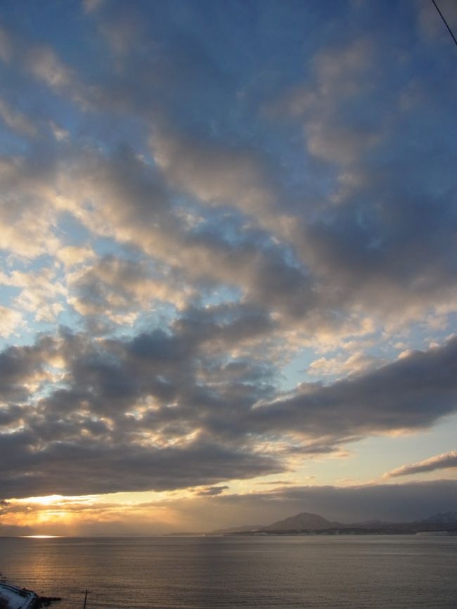 お店を出てちょっと先に進むと広場があり<br />そこからの風景もなかなかです。<br /><br />日没が近付いて来たので<br />戻る事にしました。