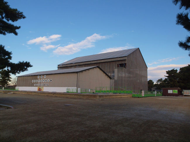 朝食を済ませ　猿沢の池を越し　興福寺境内を抜け<br /><br />　奈良県庁前のバス乗り場へ<br /><br />JR奈良駅へ<br /><br /> 画像は興福寺再建中の中金堂