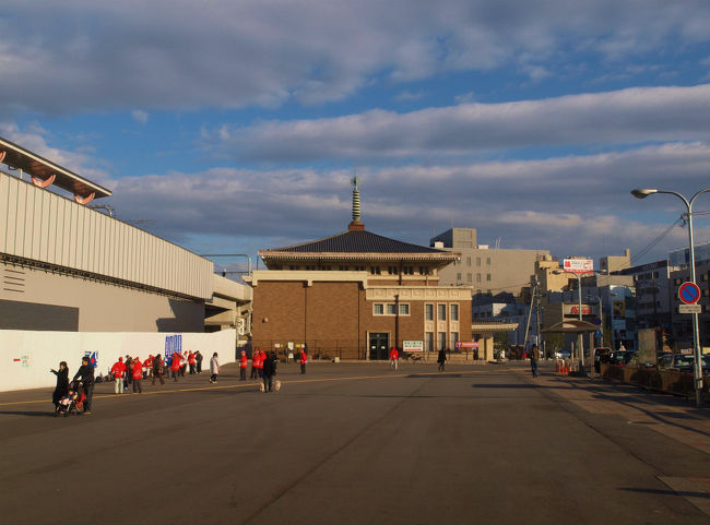 奈良駅　懐かしい　姿　旧奈良駅<br /><br />昭和９年生まれの<br />旧奈良駅舎<br />http://blog.goo.ne.jp/fineblue7966/e/90aebe1d4f487ce6850cc6d7c2d6c482<br />ずいぶんお世話になりました、<br />一時は消えてしまうかと思いましたが　<br />市民運動　鉄道会社　県　市の理解ののおかげで<br />幾分の面影を残して新駅の位置を予定よりづらして　建築<br />旧奈良駅は観光案内所として残されました<br /><br />新駅建設で発見された　転車台は新駅の邪魔になり消えてしまいました。