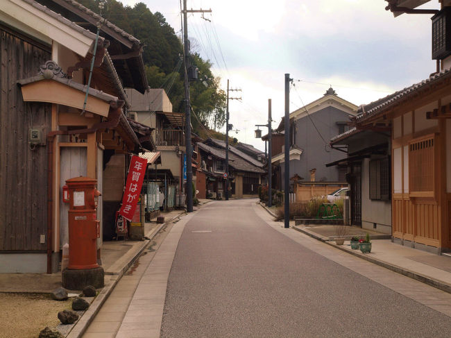 緩やかにまがる街道<br /><br />　現役　丸ポスト