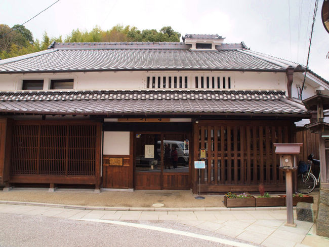 明治初期建築の町屋<br /><br />その昔は「内藤修精堂」屋号の　薬屋さん<br /><br />昭和初期からは歯科医院<br /><br />平成１５年改築<br /><br />現在　街づくりの拠点施設<br /><br />千軒舎<br />http://aknv.city.uda.nara.jp/matuyama/center.html