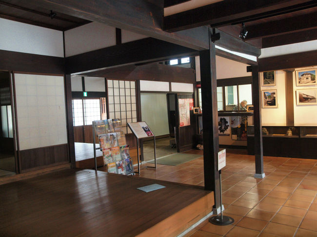 展示スペースから座敷を<br /><br />係員さん在席の窓口もあり<br /><br />いろいろなお話も聞く事ができました<br /><br />ありがとうございます、<br /><br />普段は教育委員会の方がおられるのですが　<br /><br />今日は日曜日　地元の方がつめて居られました。