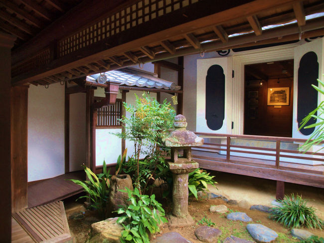 中庭を挟んで蔵