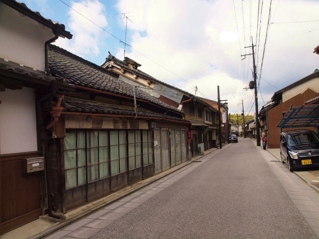 かっては　交通の要所　城下町の賑わいで<br /><br />「宇陀千軒」と　呼ばれていました、<br /><br />この通りの名も　松山通り