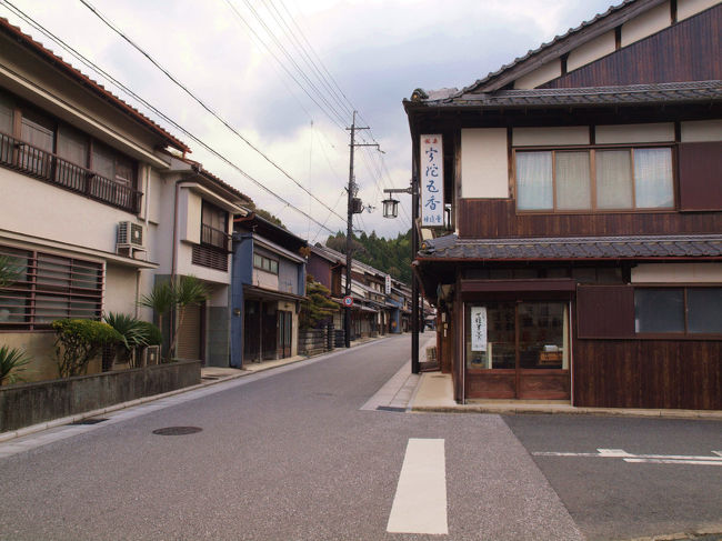 さらに。。<br /><br />　時折車がゆっくりくる<br /><br />　　決して警笛は鳴らさない。