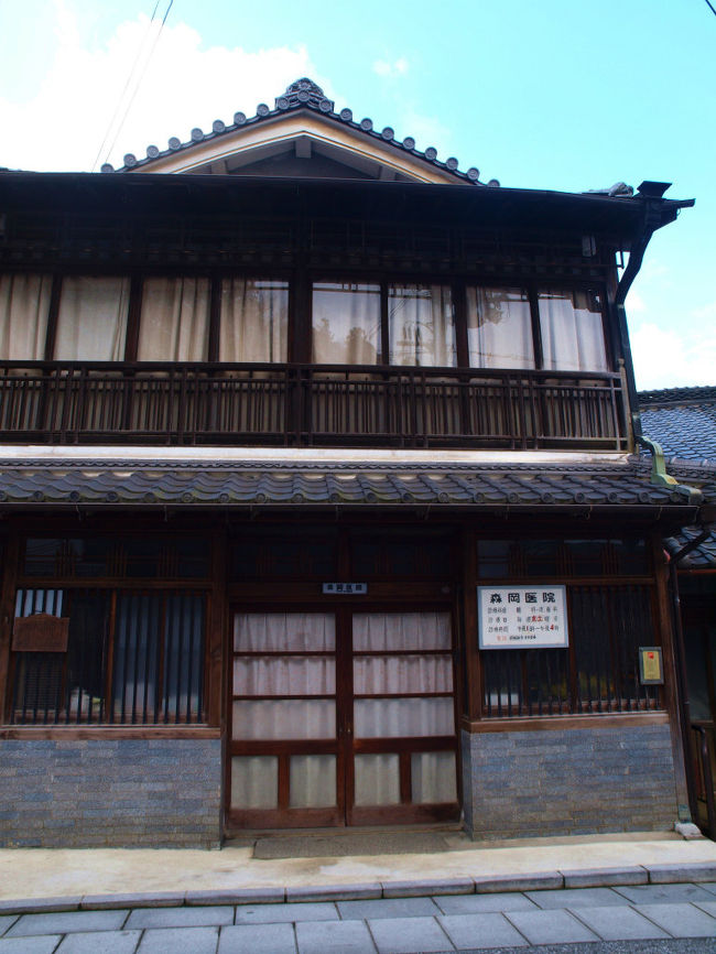 森岡家住宅<br /><br />　長屋形式でなく　入母屋つくり<br /><br />大正末期　母屋建築<br /><br />昭和１０年ごろ離れを増築　料理旅館を創業　後に廃業<br /><br />昭和５０年ころ診療所を開院、