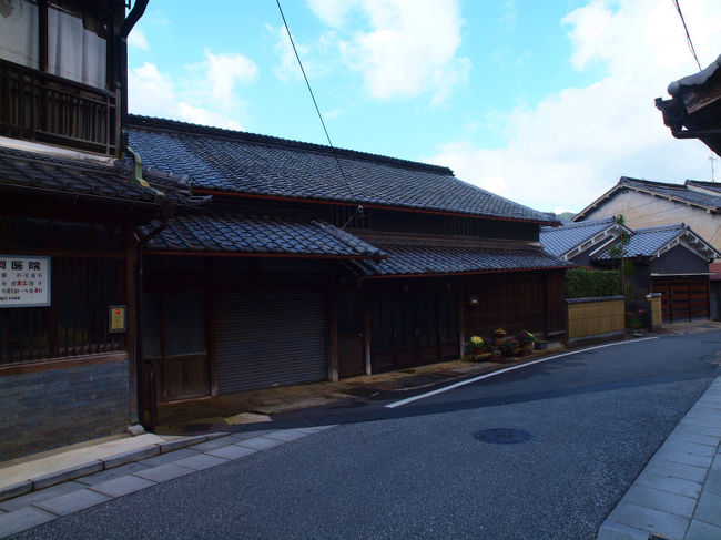 森岡家住宅に続く家並