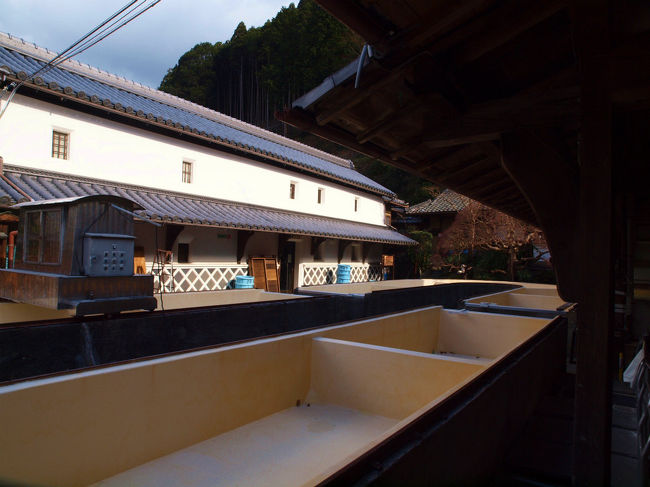 中へ、、　吉野葛の製造の大きな水槽<br /><br />　白壁の資料館