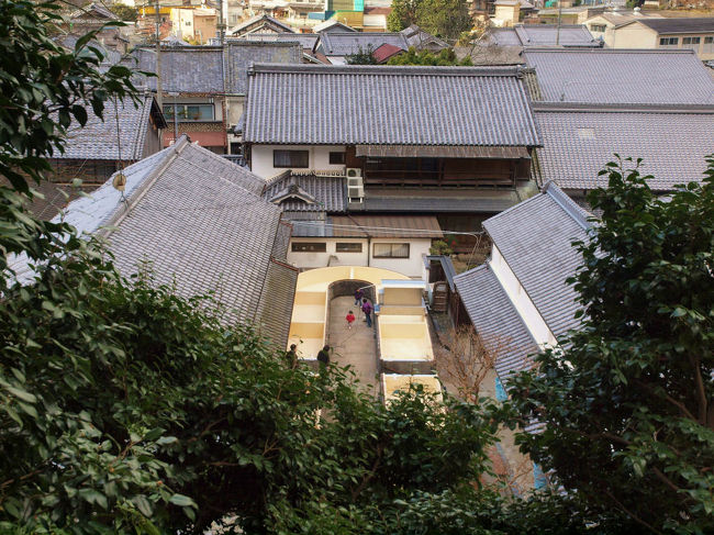 裏山を登りながら<br /><br />　森野旧薬草園　建物<br /><br />中央の水槽が<br /><br />　吉野葛をさらすために使用されるもの<br /><br />※　拡大してご覧ください<br /><br />　子供さんが見えるでしょう、<br /><br />　ここまで可愛い声が聞こえてきて<br /><br />ホットさせてくれた　暖かい声でした<br /><br />お母さんは見えていませんが　一緒にいました、