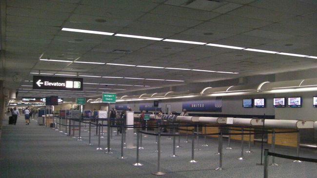 チェックインカウンター。早朝のため人はまばらです